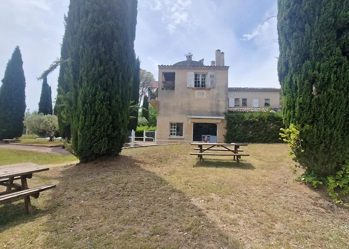 Résidence Les Grands Pins Apartahotel 3*