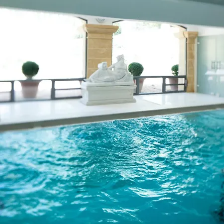 Les Grands Pins Apartmanhotel 3*